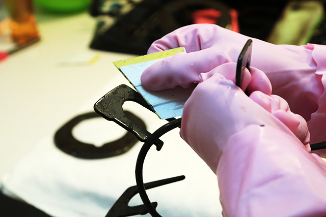 五徳を取り出して細かい部分の汚れを固いカードで削る