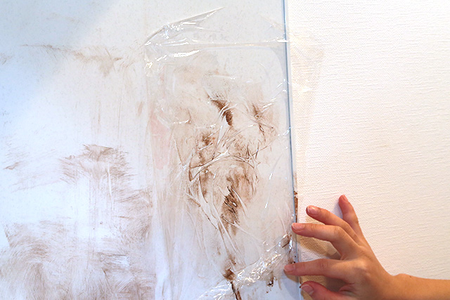 汚れにラップを貼り付ける