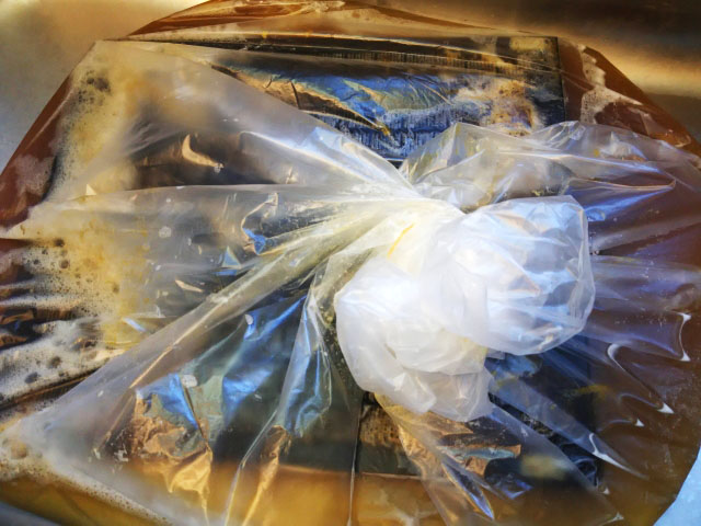 取り外せる換気扇フィルターや五徳は重曹水とお湯で浸け置き