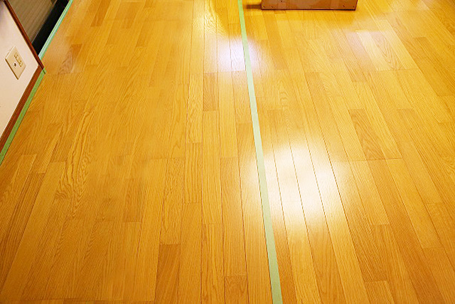 ローリングの板目に沿ってマスキングテープで区切る