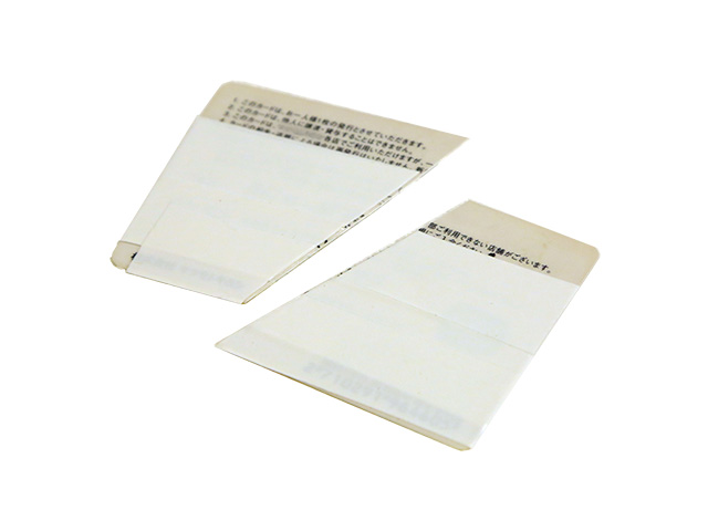 ハサミで斜めに切った不要なカード