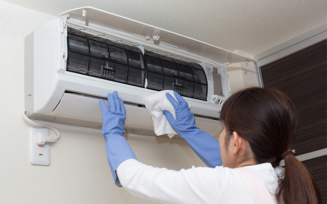 家庭でできる範囲でエアコンを掃除する