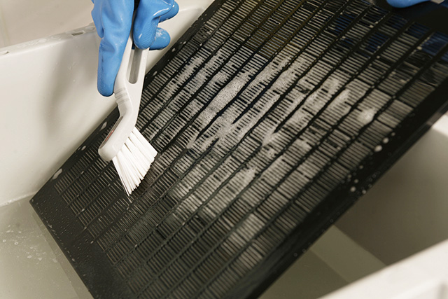 スポンジや歯ブラシを使って擦り洗いをする