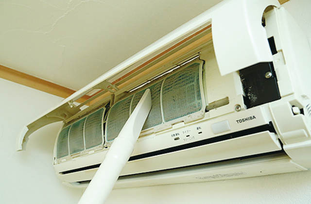 ①エアコンのカバーを開き、掃除機で表面の花粉やホコリを吸い取る