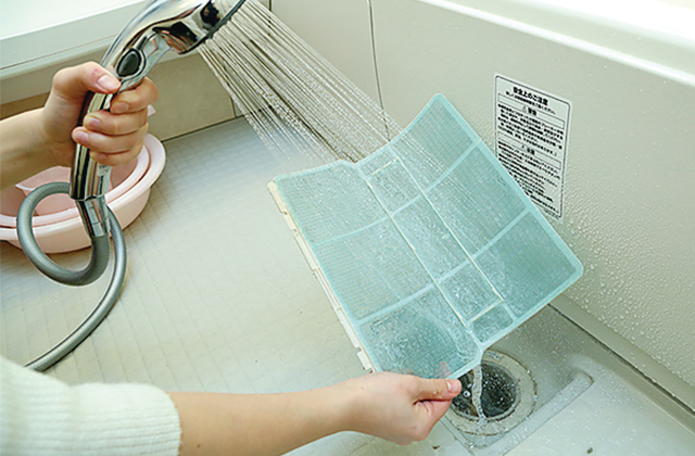 ④フィルターの裏側からシャワーをあてて汚れを落とす