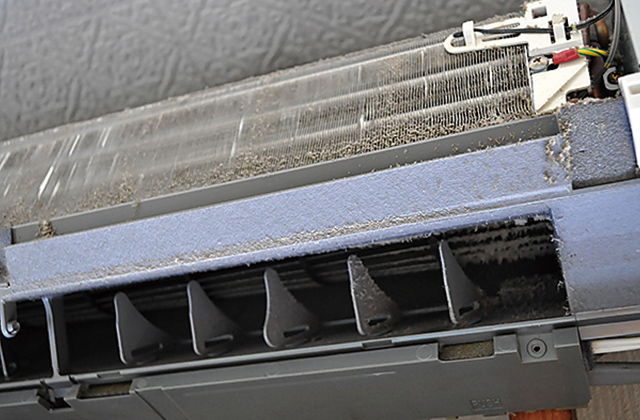 フィルターを外した状態のエアコン