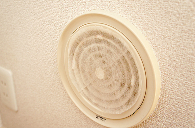 換気口が外せない場合は拭き掃除後、室内側に両面テープなどでフィルターを張りつける