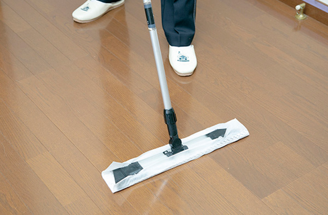 床掃除の際に、いきなり掃除機をかけるのは控える