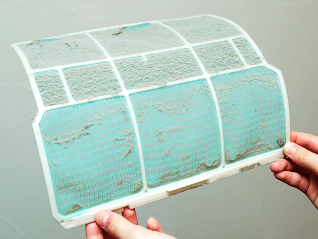 フィルターの表側から掃除機をかける