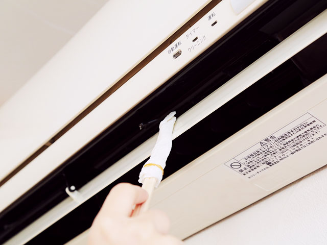 お掃除棒を使って吹き出し口の中を拭く