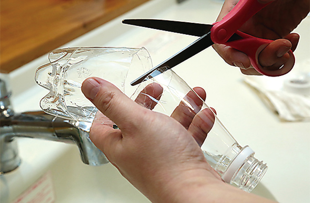 ①ペットボトルをはさみで半分に切る