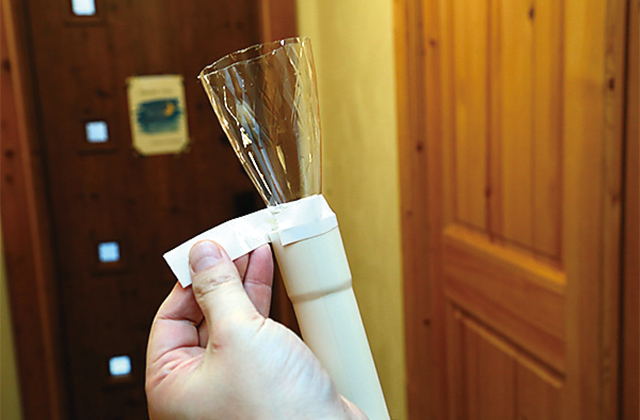 ③テープで固定する