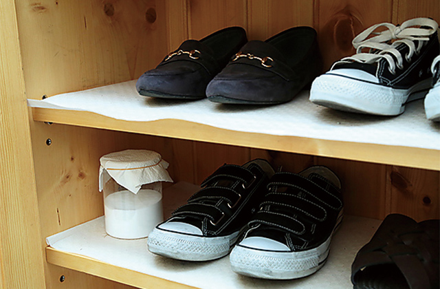 重曹で下駄箱の除湿をする