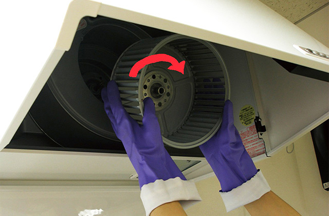 換気扇フィルターなどの外せるパーツを外す