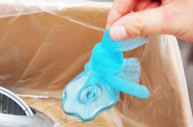 細かい部品は水切りネットに入れて口を留めておく