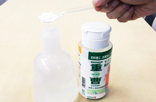 約40℃のお湯で重曹スプレーを作る
