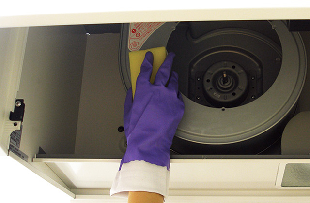 布かスポンジに重曹水を吹き付けて、レンジフードをこすり洗いする