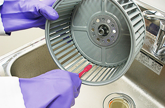 浸け置きした部品をこすり洗い