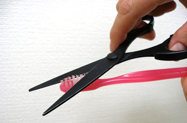 古歯ブラシの毛先を半分ほどカットすると汚れが落としやすくなる