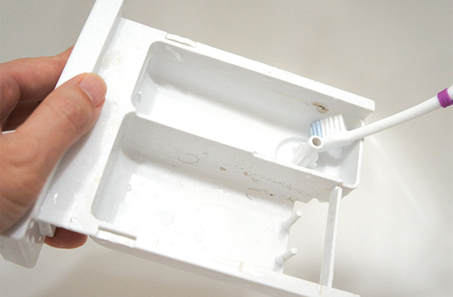 歯ブラシで擦る