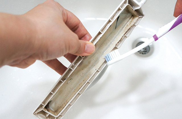 歯ブラシで擦る