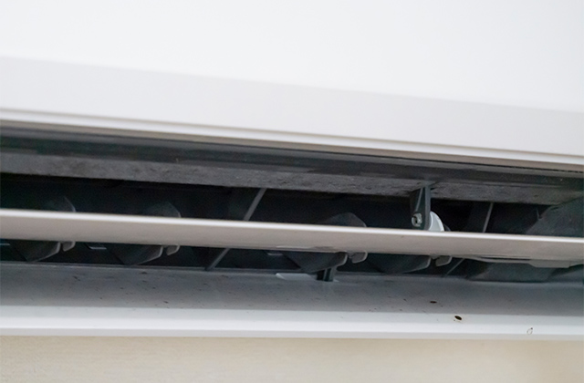 吹き出し口に黒い点状の汚れがないか