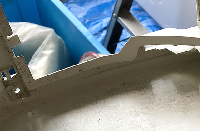 分解したエアコンパーツの洗浄