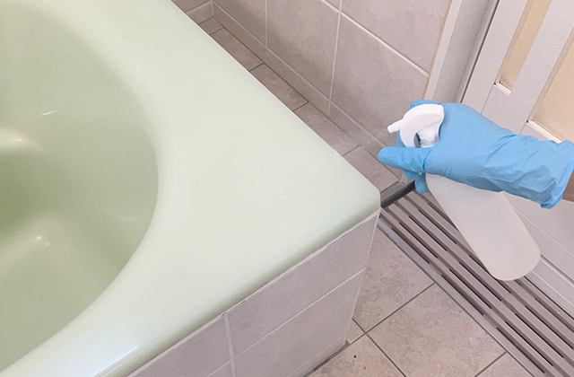 ②クエン酸スプレーを水アカに吹きかけます。