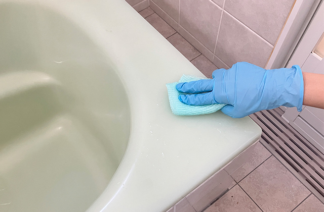 ④スポンジなどでこすって水アカを落とします。