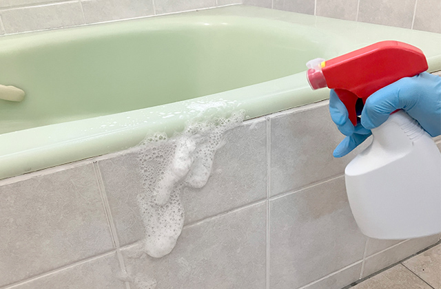 ⑤カビが生えている箇所にカビ取り剤を吹きかけます。