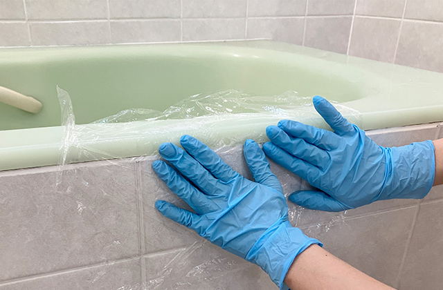 カビ取り方法③カビ取り剤とラップで浸け置きする
