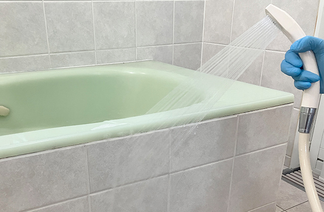 ⑦放置時間が過ぎたら、ラップを取ってシャワーで念入りに洗い流しましょう。