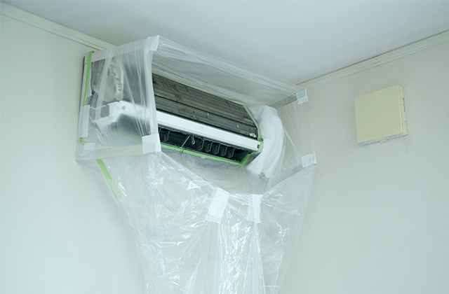 エアコンとその周囲を汚さないようにカバー(養生)する