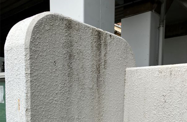 雨水による雨だれや水垢