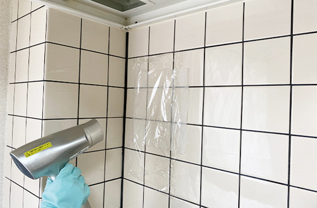 アルカリ電解水をかけた上にラップを貼り、その上からヘアドライヤーの温風を当てることで、油汚れが温まります