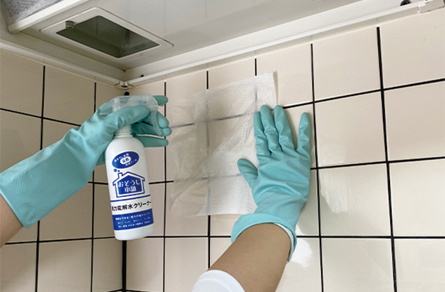 キッチンペーパーを壁に当て、アルカリ電解水をスプレーしてからラップを貼る