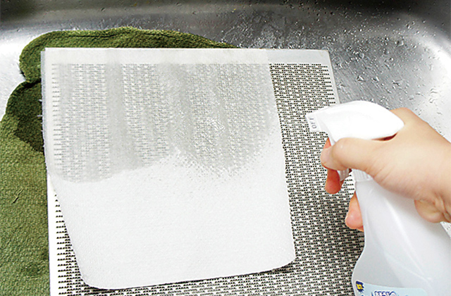 換気扇フィルターを外し、キッチンペーパーの上からアルカリ電解水を吹きかけます。