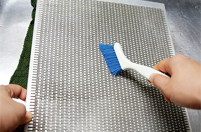 ⑤ キッチンペーパーを剥がしながら浮いてきた油汚れを拭き取り、ブラシで汚れを擦り落とす。