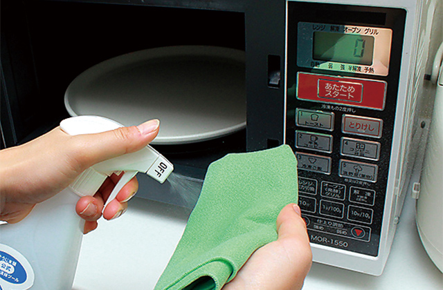 電子レンジの中に飛び散った油汚れもキレイに落とすことができます