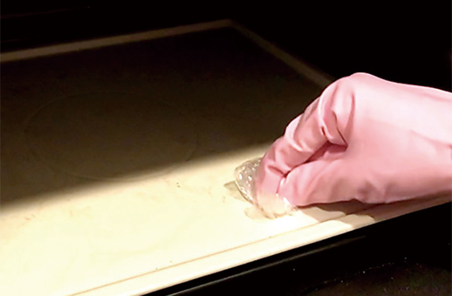 ③ ラップで包んだタオルを電子レンジで1分程度温める。④ タオルからラップを剥がし、ラップを丸めて内部の汚れを削るように擦る。