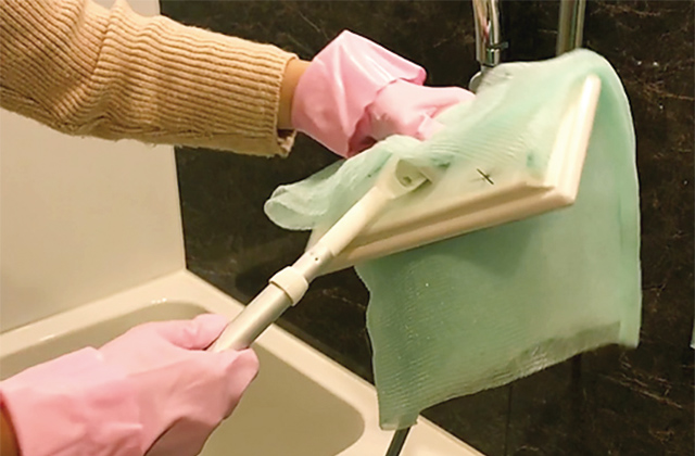 ①フロアワイパーにナイロンタオルを付ける。