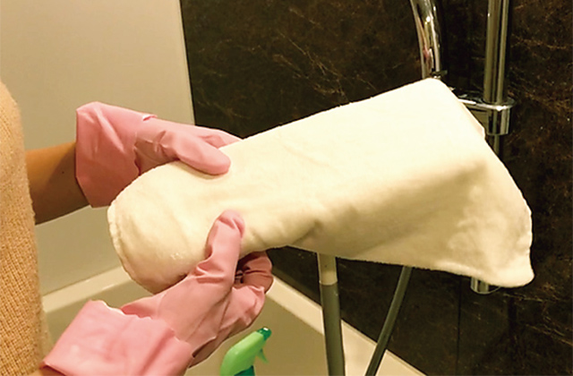 ④お湯で濡らしたタオルに付け直して拭く。