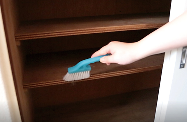 ②上段からブラシで汚れを掃く。