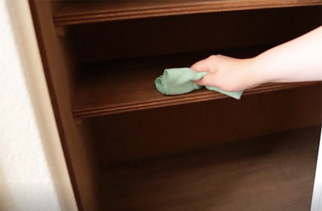 ③上段から雑巾で水拭きした後にから拭きする。