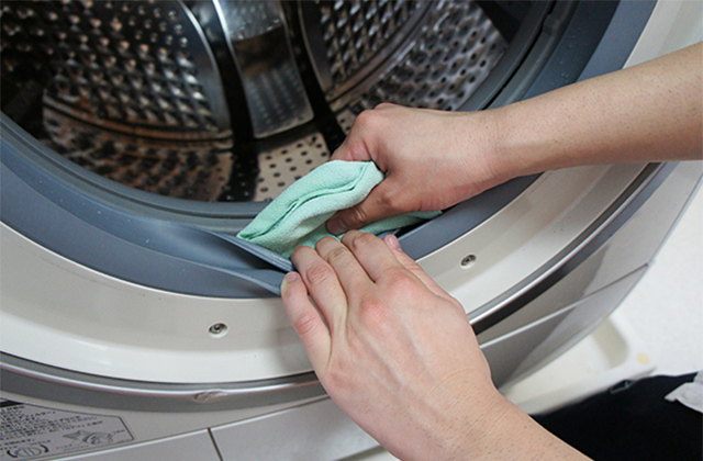 ゴムパッキンの内側の汚れを優しく水拭きする