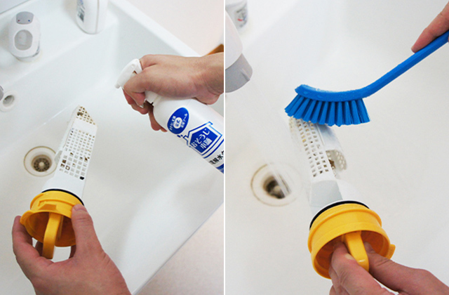 排水フィルターのゴミを取り除く。ひどい汚れはアルカリ電解水をスプレーして浸け置きし、ブラシで磨く。