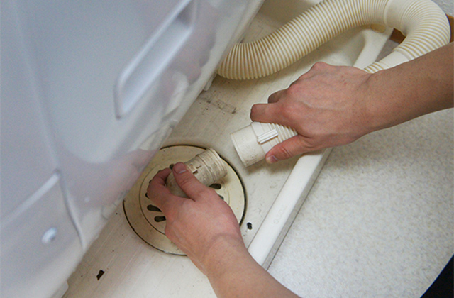 排水口から排水ホースを外す