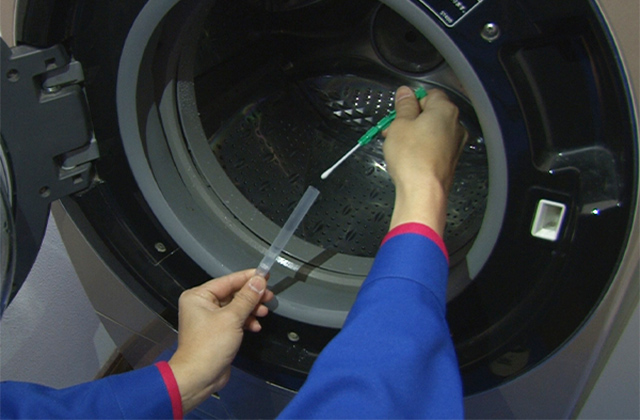 生物由来の汚れや菌などの一部成分を発光させた数値を測定