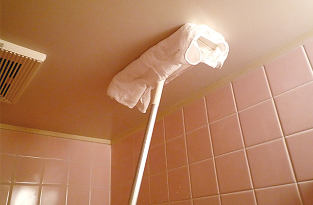 浴室の天井を簡単に掃除する方法