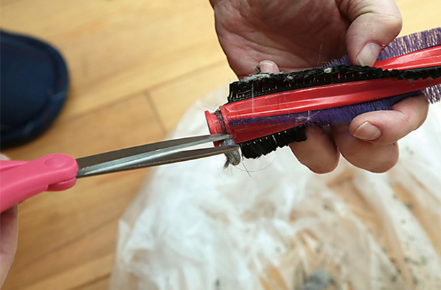 詰まった髪の毛をハサミで切る